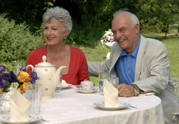 Heinrich (Charles Brauer) &uuml;berrascht seine Lieben mit Johanna (Nicole Heesters), die er kurz entschlossen auf der Kreuzfahrt geheiratet hat.