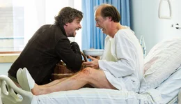 Das war mal wieder Michis (Fritz Karl) Schuld: Volker Griesebach (Martin Brambach) muss nach einem Unfall ins Krankenhaus.
