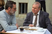 Inspektor Bublitz (Joachim Kr&oacute;l, r.) erkl&auml;rt Jacob (Jeffrey Dean Morgan, l.) seine Theorie der mysteri&ouml;s drapierten Mordopfer.