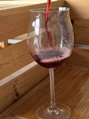 Ein Glas mit Bordeauxwein. Die Region Bordeaux ist eine der gr&ouml;&szlig;ten Weinbauregionen Europas. Auf 112 000 Hektar Fl&auml;che wird Wein produziert. L&auml;ngst nicht &uuml;berall nachhaltig.