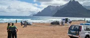 Sargento Bevilacqua (Quim Guti&eacute;rrez, 6.v.l.) und seine Partnerin Virginia Chamorro (Aura Garrido, 5.v.l.) wollen sich ein Bild vom Tatort machen, wo ein Team der Spurensicherung bereits an der Arbeit ist.