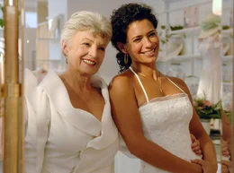 ARD LIEBE IST DAS SCH&Ouml;NSTE GESCHENK, Deutschland 2007, Regie Gabi Kubach, am Samstag (23.08.14) um 13:30 Uhr im Ersten. Stella (Sandra Speichert) und Johanna (Nicole Heesters, li.) sind auf der Suche nach dem perfekten Brautkleid.