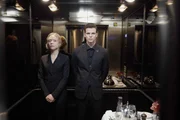 Mac (Ruairi O&acute;Connor) und Sylvia (Naomi Battrick) entkommen in der Verkleidung von Hotelangestellten der Polizei.