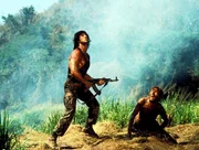 Vietnam-Veteran John Rambo (Sylvester Stallone) befreit diesmal  im Alleingang Kameraden aus einem vietnamesischen Kriegsgefangenenlager.