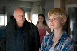 Nichts ahnend besucht Karl (Thomas Thieme) seine Tochter Sophie (Lisa Wagner, links) in Julias (Anna Maria Sturm) Ferienhaus. Dabei macht er eine fruchtbare Feststellung.