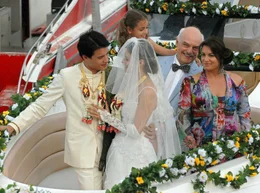 Maria (Christine Neubauer, re.) hat die Hochzeit ihrer Halbschwester Clara (Suzan Anbeh) mit dem Musiker Lin (Justin Hills) zu einem feierlichen Event gestaltet, bei dem auch ihr Vater Willi (Charles Brauer, 2.v.re.) und Claras Tochter Johanna (Alexandra Wallis) nicht fehlen d&uuml;rfen.