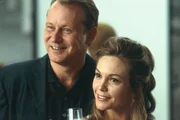 Das Ehepaar Erin (Diane Lane, r.) und Terry Glass (Stellan Skarsg&aring;rd, l.) wirkt auf den ersten Blick sympathisch, hilfsbereit und warmherzig. Doch der Schein tr&uuml;gt, denn Erin und Terry stecken in Schwierigkeiten und w&uuml;rden alles tun, um diese zu beseitigen.