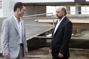 Michael (Jeffrey Donovan, l) glaubt, in Phillip Cowan (Richard Schiff) endlich den Mann gefunden zu haben, der f&uuml;r seine Burn Notice verantwortlich ist.