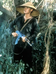 Die Vietnamesin Co Bao (Julia Nickson) macht sich zusammen mit Rambo auf die Suche nach amerikanischen Kriegsgefangenen...