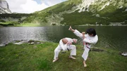 Masako und Ossi Stock trainieren Karatedo am Ziereiner See