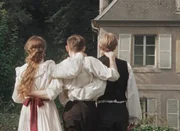 Hermann (Vincent zur Linden, mi.) und die Zwillinge Klara (Lilja van der Zwaag, li.) und Emil (Alexander Schuster) ) machen sich auf den Weg zur&uuml;ck zum Haus, wo Hermann ihnen eine &Uuml;berraschung pr&auml;sentieren will.