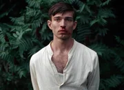 Hermann (Vincent zur Linden) ist au&szlig;er sich und versucht sich im Wald zu beruhigen.