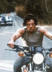 John Rambo (Sylvester Stallone), ein durch Kriegserlebnisse traumatisierter Vietnamveteran, irrt durch die Vereinigten Staaten.
