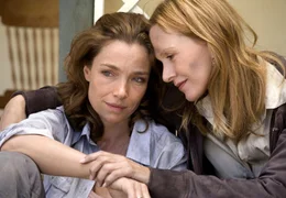 Eva (Katja Flint, re.) hat sich endlich mit ihrer Schwester Hanna (Aglaia Szyszkowitz) ausges&ouml;hnt.