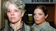 Durch einen Schuss aufgeschreckt, findet Miriam Overberg (Cornelia Schindler, re.) die von Grauels Blut gekennzeichnete, v&ouml;llig geschockte Birgit Schnoor (Uta Prelle).
