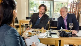 Michi (Fritz Karl) und Giovanni (Filip Peters, rechts) geben einer Journalistin (Katja Liebeing) anl&auml;sslich der Er&ouml;ffnung ihres neuen Restaurants ein Interview.