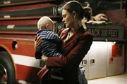 Brennan (Emily Deschanel) nimmt sich des Babys an, das bei dem Unfall aus dem Wagen geschleudert wurde. Mit Hilfe des Kindes wollen sie und Booth nach dem Mörder der verunglückten Frau suchen. Brennan (Emily Deschanel) nimmt sich des Babys an, das bei dem Unfall aus dem Wagen geschleudert wurde. Mit Hilfe des Kindes wollen sie und Booth nach dem Mörder der verunglückten Frau suchen.