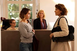 Klara Becker (Cosima Henman, 2.v.l.) will unbedingt einen Termin bei Julia (Barbara Auer, r.) und nicht bei ihrer Kollegin Terry (Johanna Gastdorf, 2.v.r.), auch wenn das eine l&auml;ngere Wartezeit bedeutet. Nat&uuml;rlich l&auml;sst sie dabei ihre wahre Motivation au&szlig;en vor ...
