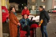 Vera hat gl&uuml;cklich eine L&ouml;sung gefunden, indem sie Gregor in der Rikscha auf ihren Ausflug mitgenommen hat. Von links: Annalena (Heidrun G&auml;rtner), Vera (Sybille Waury), Gregor (Holger Matthias Wilhelm) und Mike (Harry Blank).