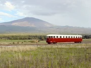 Die "Littorina", ein wundersch&ouml;n restaurierter Fiat-Triebwagen aus dem Jahr 1937, f&auml;hrt rund um den &Auml;tna.