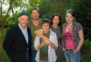 Eine schrecklich nette Familie: Luisa (Jule Ronstedt, 2.v.re.) mit ihrem Papa (Charles Brauer, li.), ihrem Ehemann Michael (Michael Fitz) und ihren Kindern Krista (Ceci Chuh) und Jakob (Markus Krojer).