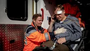 Dr. Haase (Fabian Harloff, l.) k&uuml;mmert sich um Justin Hertels (Adrian Zwicker, r.), der in seinem Haus niedergeschlagen wurde.