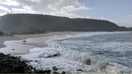 Der Waimea Beach an der North Shore Oahus ist im Winter bekannt f&uuml;r seine Monsterwellen. Im Sommer ist das Meer hier eher ruhig.