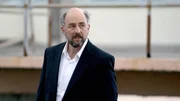 Phillip Cowan (Richard Schiff) ist vielleicht einer der wichtigsten Informanten. Ob der Mann im Besitz der gesuchten Informationen ist?