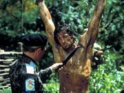 Nach seiner Gefangennahme wird John Rambo (Sylvester Stallone) von den Sowjets, die den wahren Grund seiner Mission herausfinden wollen, gefoltert.