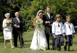 Ende gut, alles gut: Nach allerlei Turbulenzen treten Heinrich (Charles Brauer, 2.v.li.) und Johanna (Nicole Heesters, li.) sowie Peter (Michael von Au, 3.v.re.) und Stella (Sandra Speichert) nun doch gemeinsam vor den Traualtar, flankiert von Stellas S&ouml;hnen Carlo (Bela Banganz, re.) und Nino (Bruno Schubert).