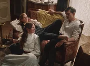 Hermann (Vincent zur Linden, re.) und die Zwillinge Klara (Lilja van der Zwaag) und Emil (Alexander Schuster) diskutieren &uuml;ber die Vor- und Nachteile einer Verm&auml;hlung.