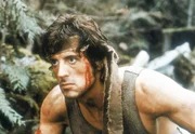 Immer mehr in die Enge getrieben, liefert sich der von seinen Vietnam-Erfahrungen traumatisierte Rambo (Sylvester Stallone) mit der Polizei einen blutigen und gnadenlosen Privatkrieg.