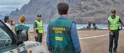 Sargento Bevilacqua (Quim Guti&eacute;rrez, M.) und seine Partnerin Virginia Chamorro (Aura Garrido, 3.v.l.) stehen fassungslos am Tatort, wo ihre Kollegin ums Leben kam.