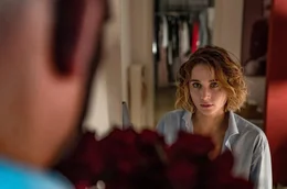 Claire (Cosima Henman) hat einen anderen Gast erwartet und bekommt Angst, da helfen auch die Rosen nicht &hellip;