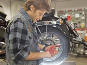 Maik Schröder, der im selben Motorradclub wie Otto Stein ist, erleidet einen Unfall, bei dem er seinen Zeigefinger und den Daumen verliert. Maik Schröder, der im selben Motorradclub wie Otto Stein ist, erleidet einen Unfall, bei dem er seinen Zeigefinger und den Daumen verliert.