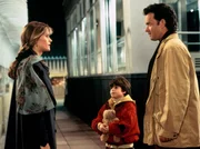 Obwohl es knapp war, scheint ein gl&uuml;ckliches Ende in greifbare N&auml;he zu r&uuml;cken: Annie (Meg Ryan, l.), Sam (Tom Hanks, r.) und Jonah (Ross Malinger, m.), der etwas nachgeholfen hat, auf dem Dach des Empire State Building in New York.