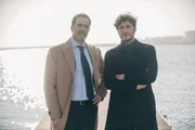 Lucas (Lino Guanciale, r.) Freundschaft mit Stefano (Fausto Sciarappa, l.) wird nach seiner Rückkehr von dem Segeltörn auf eine harte Probe gestellt. Lucas (Lino Guanciale, r.) Freundschaft mit Stefano (Fausto Sciarappa, l.) wird nach seiner Rückkehr von dem Segeltörn auf eine harte Probe gestellt.