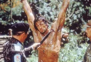 Rambo (Sylvester Stallone, M.) muss sich immer wieder aus aussichtslosen Situationen befreien.