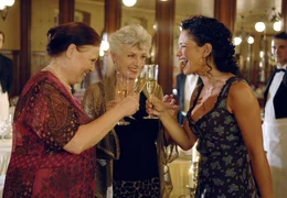 Frauen unter sich: Bei einem festlichen "Dinner f&uuml;r drei" &uuml;berwinden Stella (Sandra Speichert, re.), Johanna (Nicole Heesters, Mitte) und Grethe (Ursula Karusseit) endlich ihr gegenseitiges Misstrauen...
