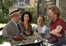 Peter (Michael von Au, re.), seine Freundin Stella (Sandra Speichert, 2.v.li.) und Haush&auml;lterin Grethe (Ursula Karusseit) machen sich Sorgen um Peters allein stehenden Vater Heinrich (Charles Brauer).
