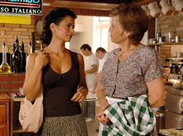 Stellas (Sandra Speichert, li.) italienische Mama Sophia (Monica Gruber) ist gar nicht begeistert, dass ihre Tochter keinen Italiener heiratet.
