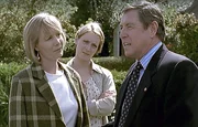 Inspector Tom Barnaby (John Nettles, r.) ist entsetzt, dass sich seine Frau Joyce (Jane Wymark, l.) wegen Cullys (Laura Howards, mitte) Auszug gerade im m&ouml;rderischen Midsomer ein neues Wohndomizil suchen will.