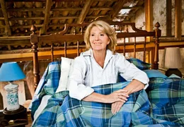 Edith (Christiane H&ouml;rbiger) bl&uuml;ht auf Mallorca auf.