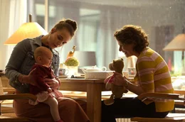 Julia (Barbara Auer, r.) hat Spa&szlig; an ihrer Enkeltochter, die Tochter Kristin (Marie F&ouml;rster, l.) allein gro&szlig;zieht.