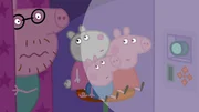 Peppa und ihre Familie besuchen ein riesiges Einkaufszentrum mit vielen verschiedenen kleinen L&auml;den. W&auml;hrend Mama Wutz Frau M&uuml;mmels Wohlf&uuml;hrloase f&uuml;r ihren "perfekten Tag" besucht, machen Peppa (re.) und Schorsch (mi.) gemeinsame Fotos im Fotoautomaten mit ihrer Freundin Luzie Locke (2.v.li.).