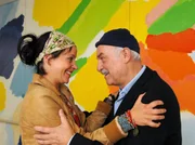 Jenny (Jule Ronstedt) freut sich riesig, ihren Vater (Charles Brauer) wiederzusehen.