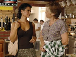 Stellas (Sandra Speichert, li.) italienische Mama Sophia (Monica Gruber) ist gar nicht begeistert, dass ihre Tochter keinen Italiener heiratet.