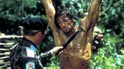 Nach seiner Gefangennahme wird John Rambo (Sylvester Stallone) von den Sowjets, die den wahren Grund seiner Mission herausfinden wollen, gefoltert.