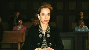 Eleonore Neuenfels-B&ouml;de (Mareike Carriere) hat ihren Mann verloren. Er wurde bei einem Waldlauf von einem Hund angefallen und t&ouml;dlich verletzt. Im Gerichtssaal verfolgt sie das Verfahren gegen den Hundehalter.