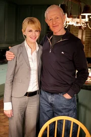 Bei den Dreharbeiten: Kathryn Morris (l.) und Raymond J. Barry (r.)